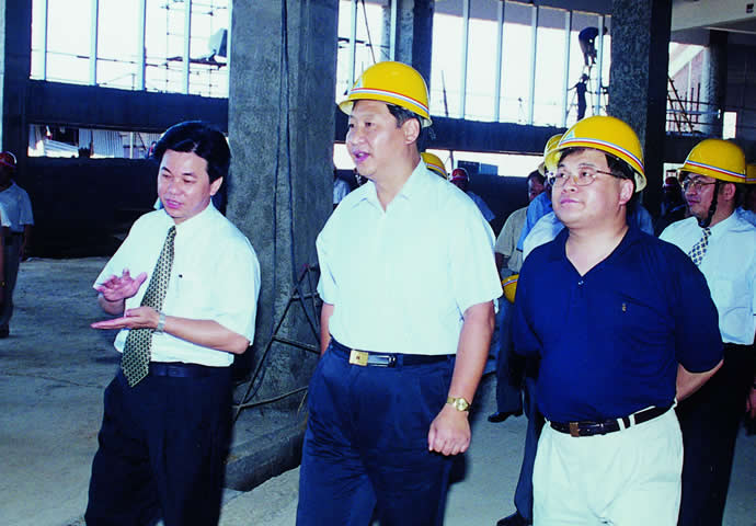 时任福建省省长习近平视察惠泉啤酒公司北区技改现场